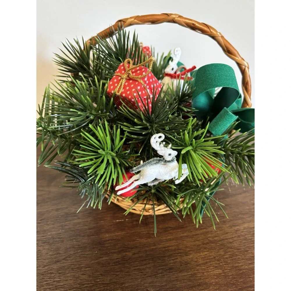 Vintage‎ Basket Small Christmas Plastic Pine Needles Flocked Deer 80s Holiday